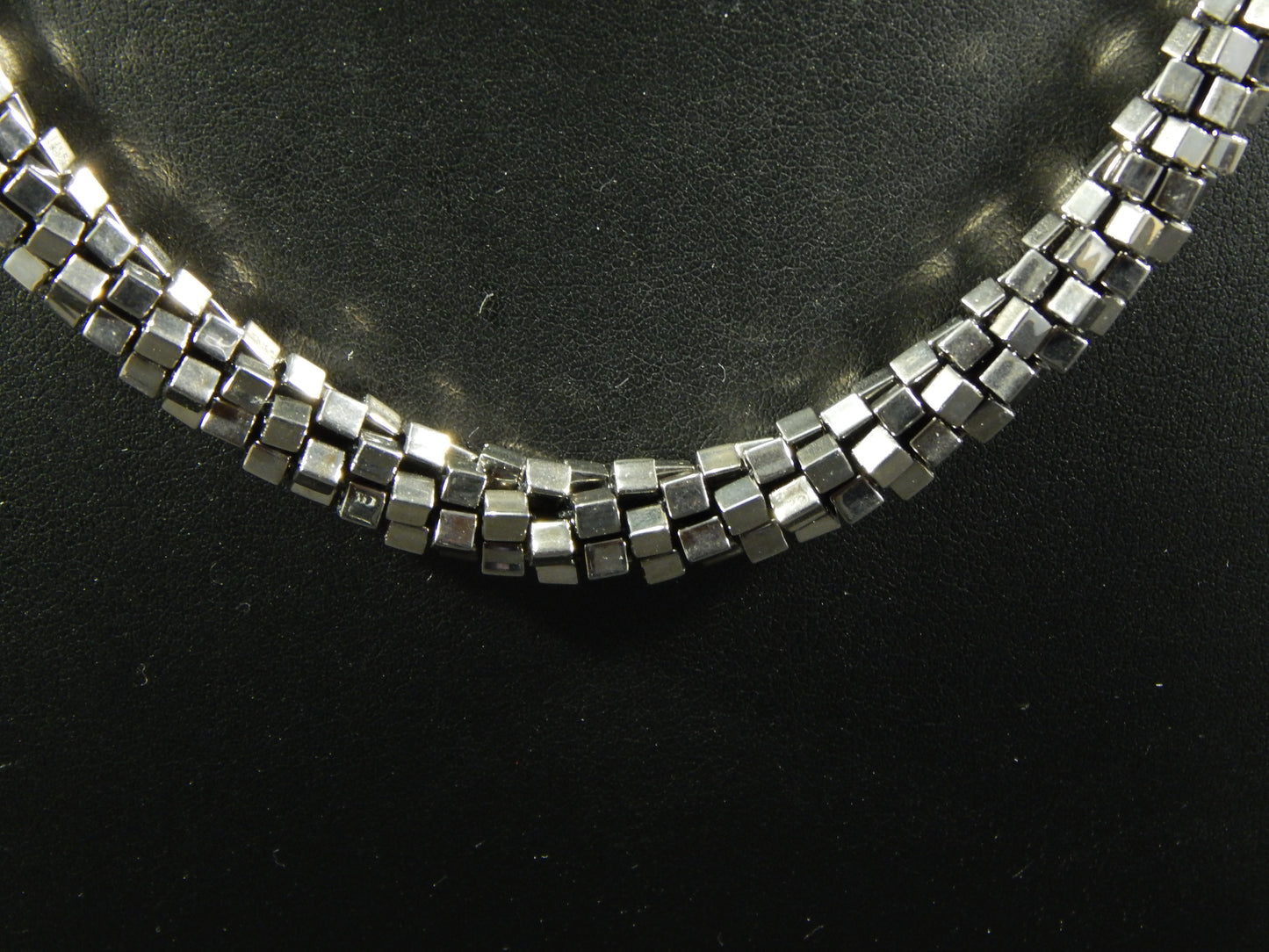 metallisch farbene Kette