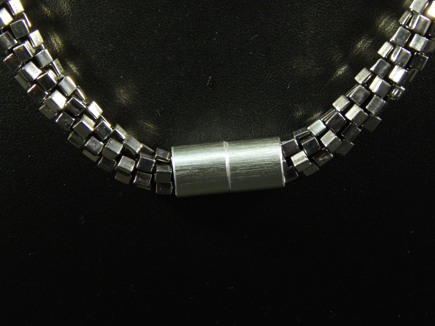 metallisch farbene Kette