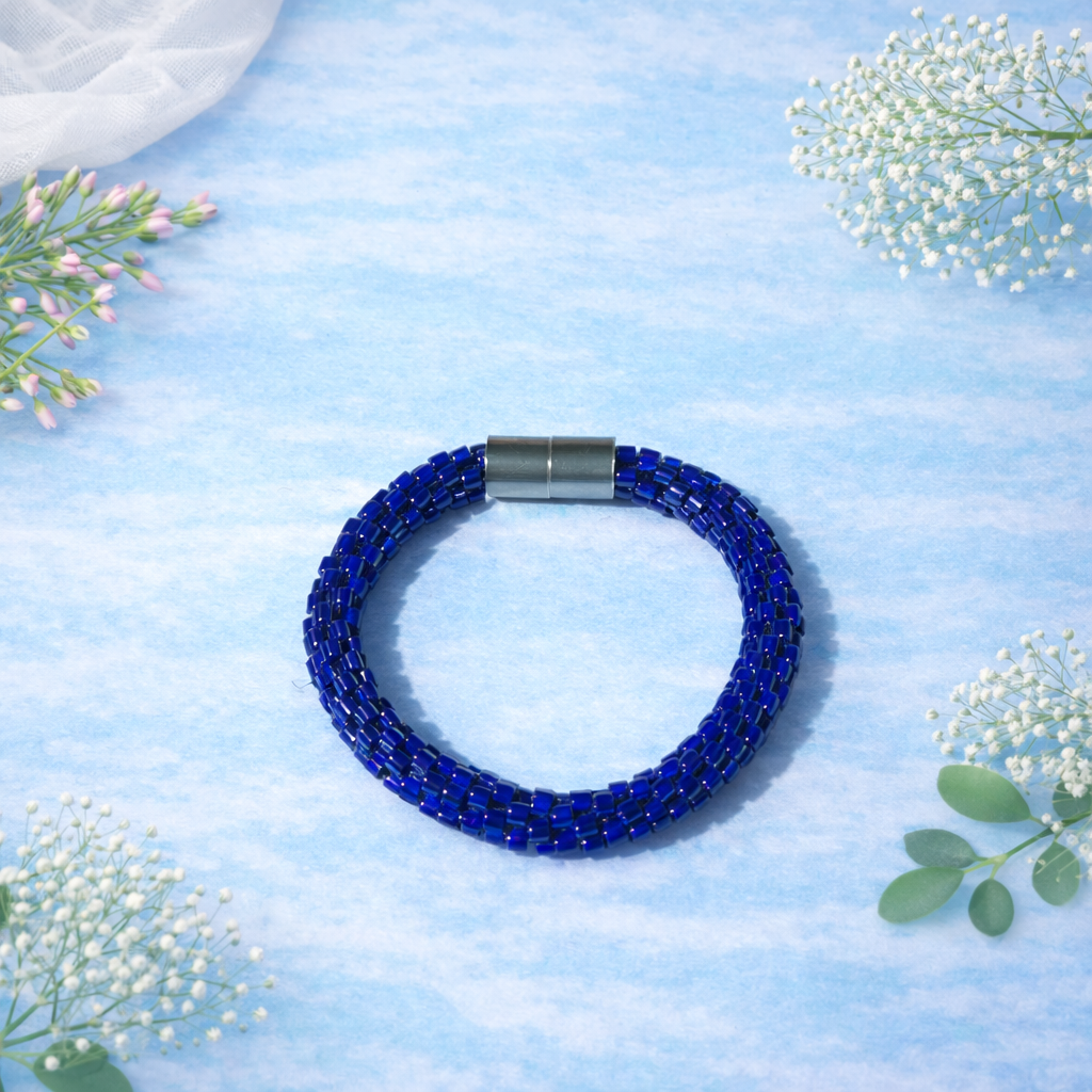Handgehäkeltes Armband in Dunkelblau
