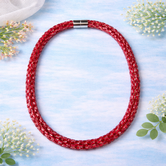 Handgehäkelte Halskette in Rot mit irisierendem Glanz