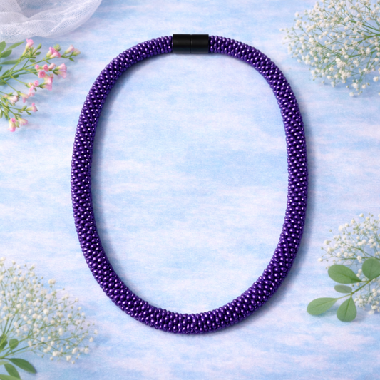 Handgehäkelte Halskette in Lila mit sanftem Glanz