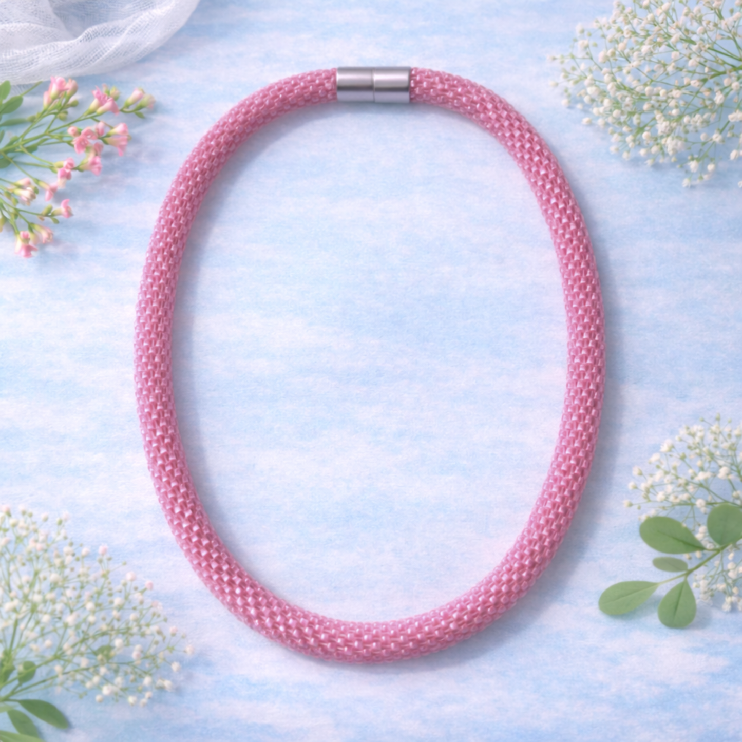 Handgehäkelte Halskette in Pink-Rosa mit zartem Glanz