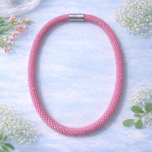 Handgehäkelte Halskette in Pink-Rosa mit zartem Glanz