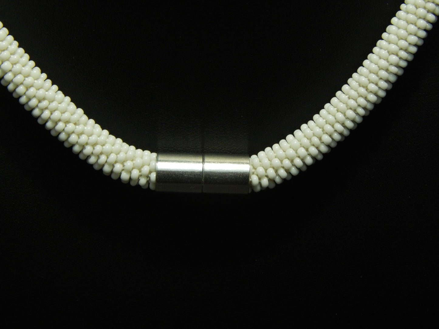 wollweiße Kette mit matten grünen Kristallelementen